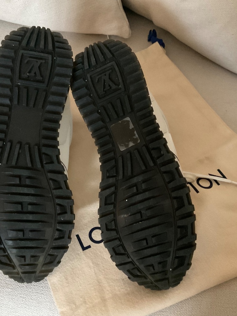 LOUIS VUITTON RUN AWAY WHITE CLASSIC MONOGRAM SNEAKER SIZE 37 IT . - Picture 10 of 16